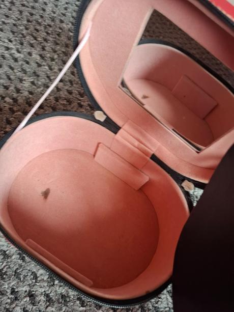 Červená šperkovnica, 