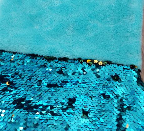 Flisová deka v tvare plutvy,