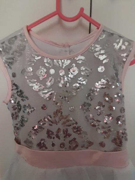 Krásne spoločenské šaty a prechodný kožuštek, 98