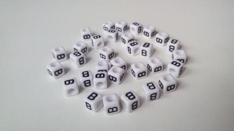 Písmenka kocky biele b,