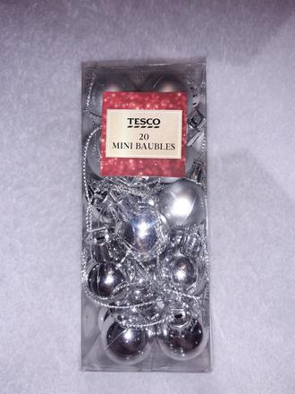 20 malých strieborných vianočných gulí, 