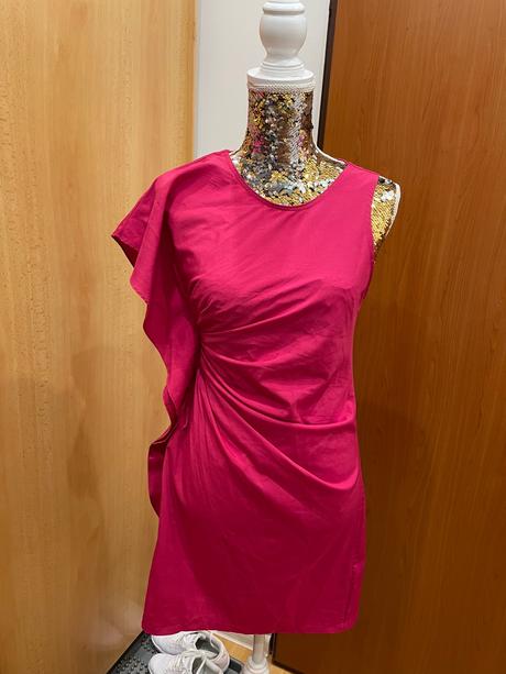 Nadherne asymetricky strihane saty, s