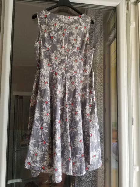 Kvietkovane šaty, m