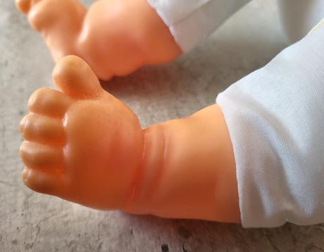 Bábika s hnedými očami a s príslušenstvom, 