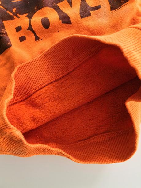 Oranžová mikina, 92