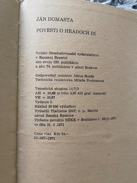 Krásna stará retro kniha povesti o hradoch 1971,