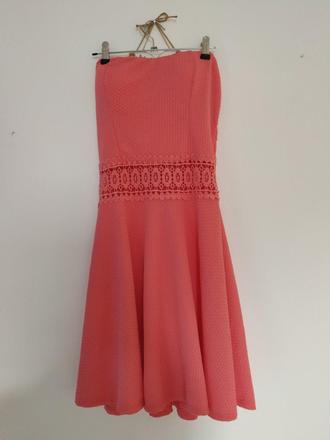 Šaty s čipkovým pásom, 