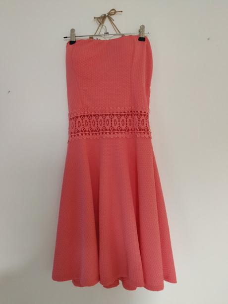 Šaty s čipkovým pásom, 