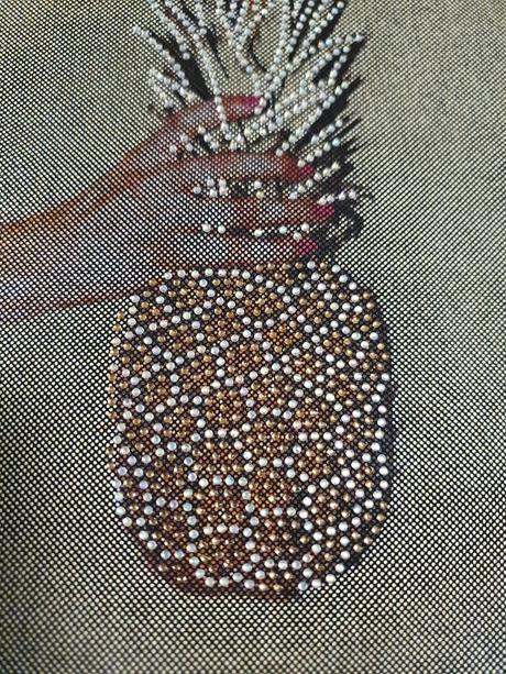 Tielko s kamienkovou aplikáciou, s