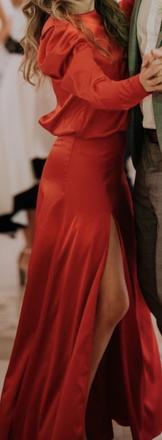 Červené saténové šaty, s