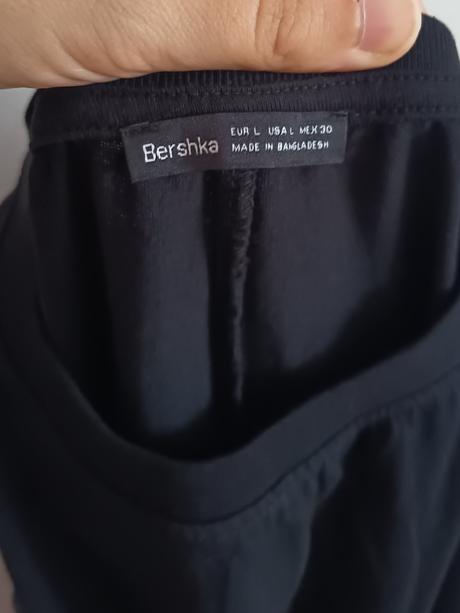 Čierne šaty s vyrezmi na pase bershka, bershka,l