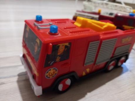 2 hasičské autá, 