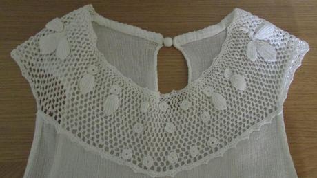 Romantický jemný top s ručne háčkovanou aplikáciou, s