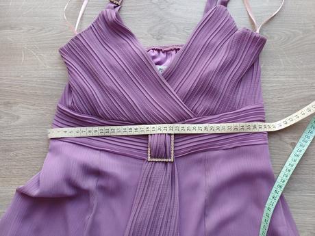 Fialové šaty, 42