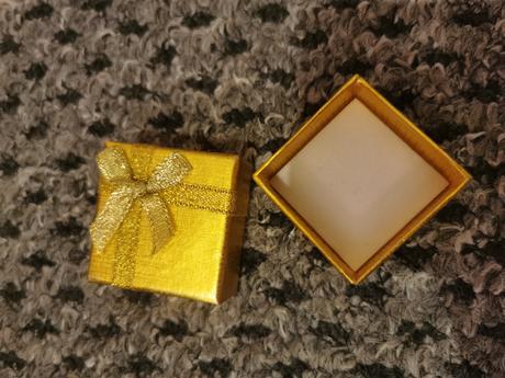 Krabička na šperky zlatá,