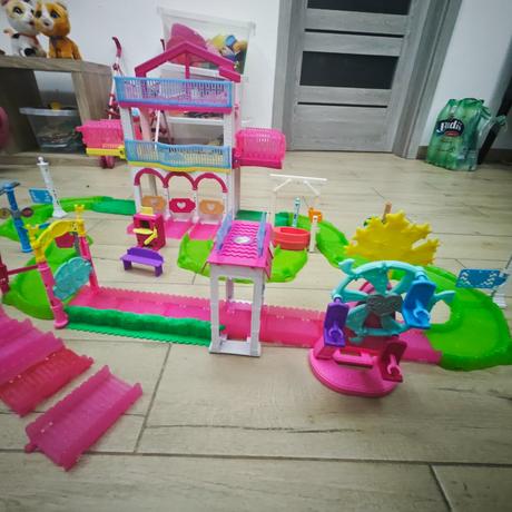 Dostihová dráha aj so samochodiacimi konikmi, 