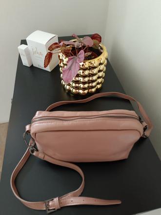 Menšia kabelka, reserved