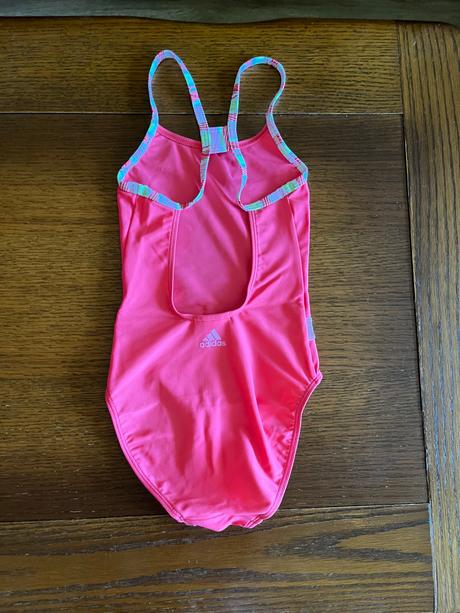 Žiarivé plavky adidas s milými detailmi, adidas,116