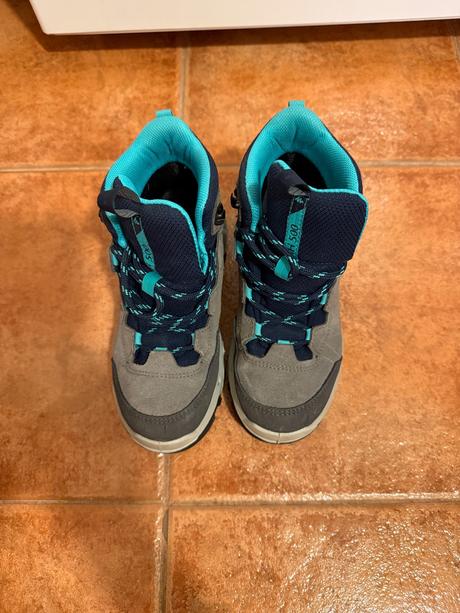 Nepremokavé turistické topanky, quechua,32