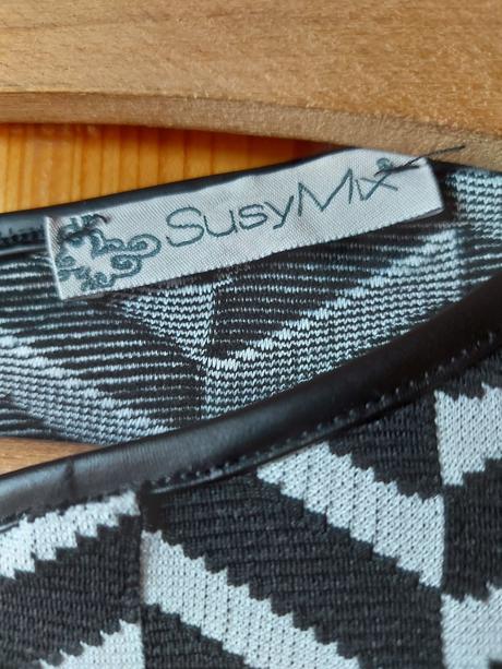 Čierno-biele šaty, m