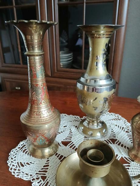 Mosadzné vázičky a svietnik, 