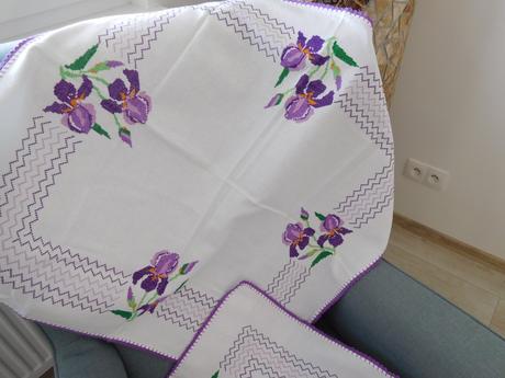 Lilové kvety ručne vyšitý set obrusov, 