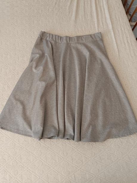 Šedá sukňa, l