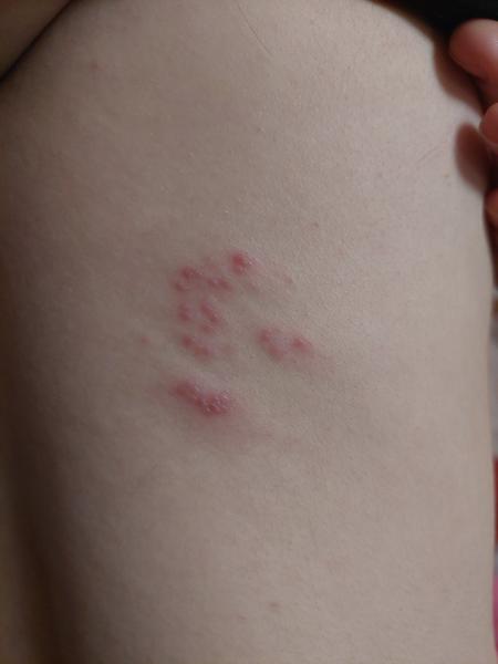 Čo znamená výraz ",)" v texte?