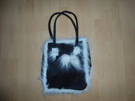 Cierna chlpata kabelka, 