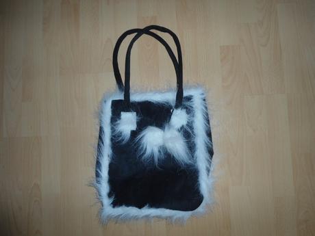 Cierna chlpata kabelka, 