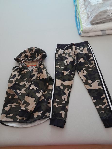 Tepláky a mikina, 110