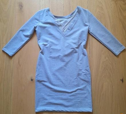 Tričkové šaty s čipkou vo výstrihu, s