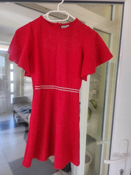 Lesklé červené šaty, 134