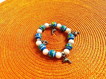 Náramok s delfiníkmi, 