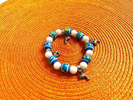 Náramok s delfiníkmi, 