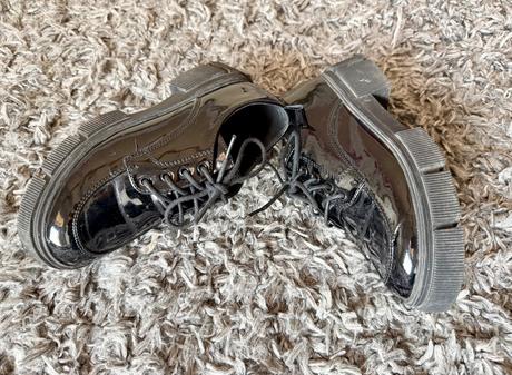 Lesklé mokasínky, 33