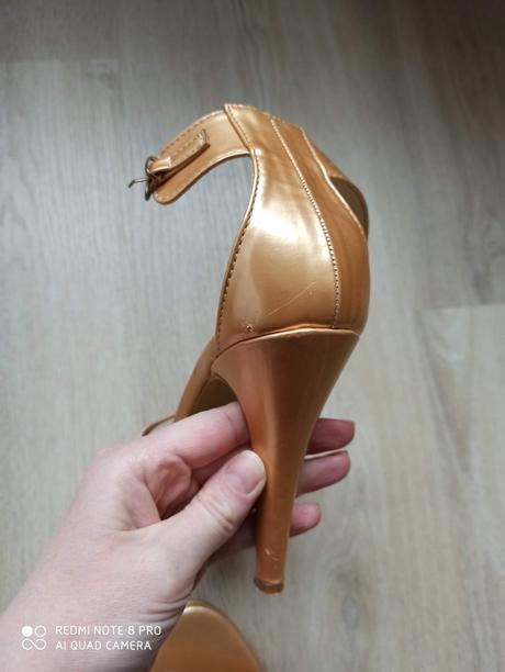 Zlaté sandálky, 39
