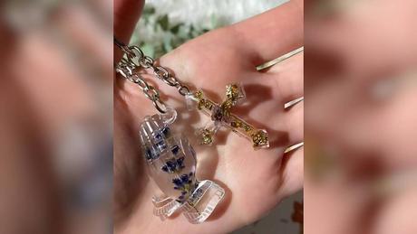 Ručne vyrobené živicové kľúčenky, 