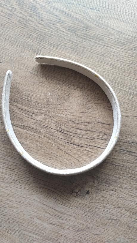 Trblietavá kvietková čelenka,