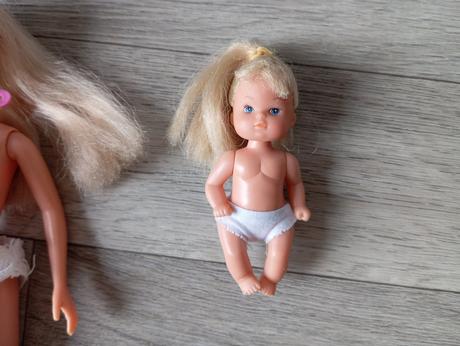 Bábika, dieťa a dva kone, 