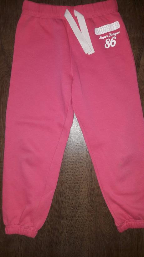 Ruzove teplaky, age,128