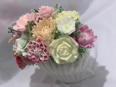 Mydlova kytica vo váze z mušle, 