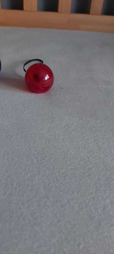 Svietiace jojo a svietiaci klavnovsky nos,