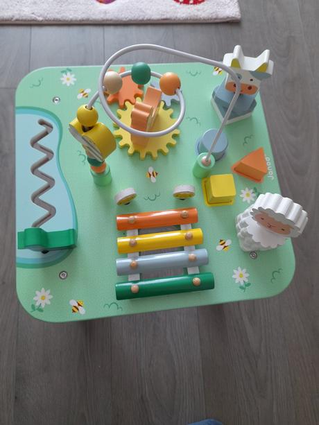 Janod dreveny motoricky stolik, 