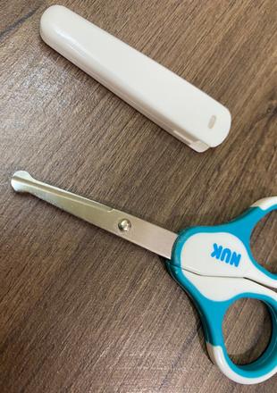 Novorodenecké nožnice so zaobleným koncom,