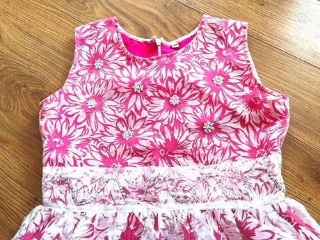 Ružovo-biele šaty, 146