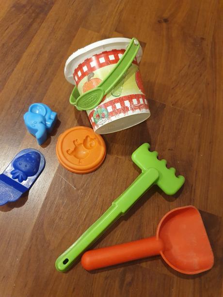 Hračky do piesku-vedierko lopatka,hrable, formičky,