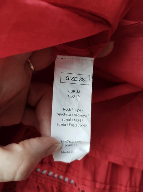 Červená sukňa s výšivkou, orsay,m