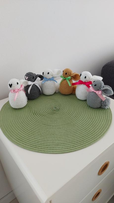 Veľkonočný štrikovaný zajačik,