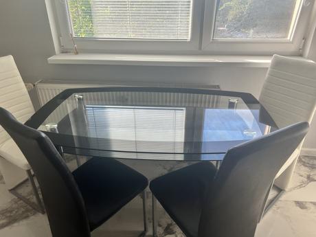 Stôl + 4 stoličky, 